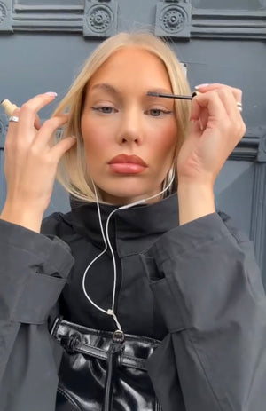 THE ESSENTIAL HOLD DUO